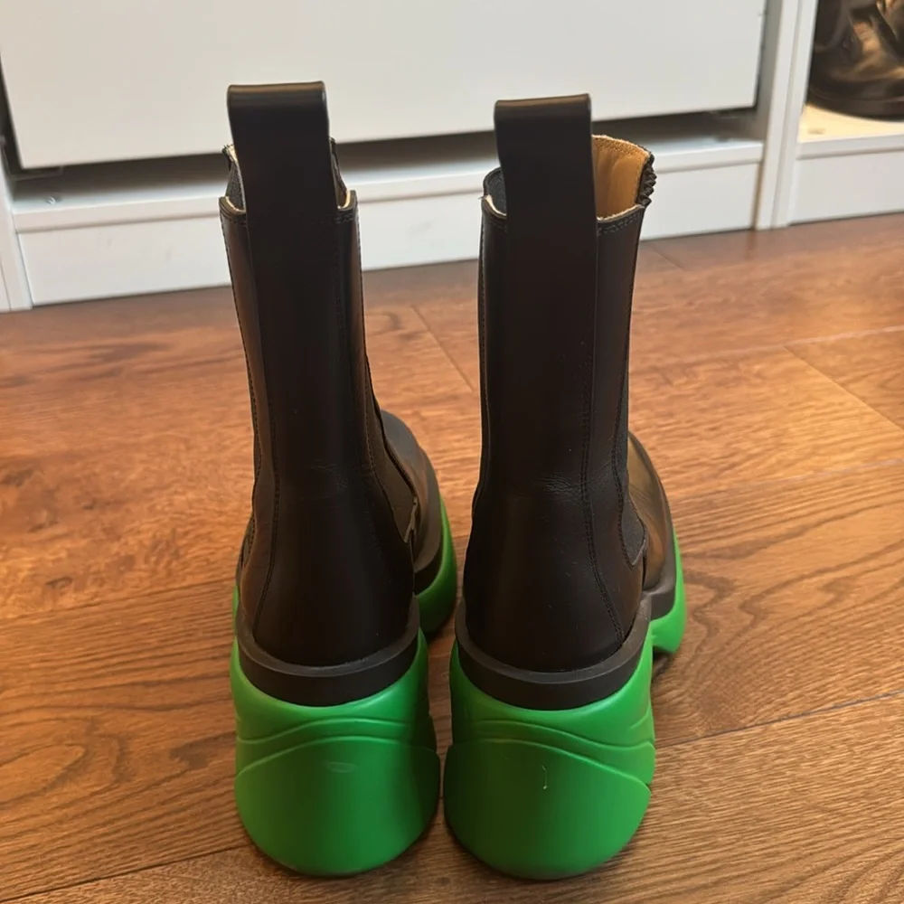Bottega Veneta Black and Green Falsh Boots with Chunky Sole - Picture 4 of 11